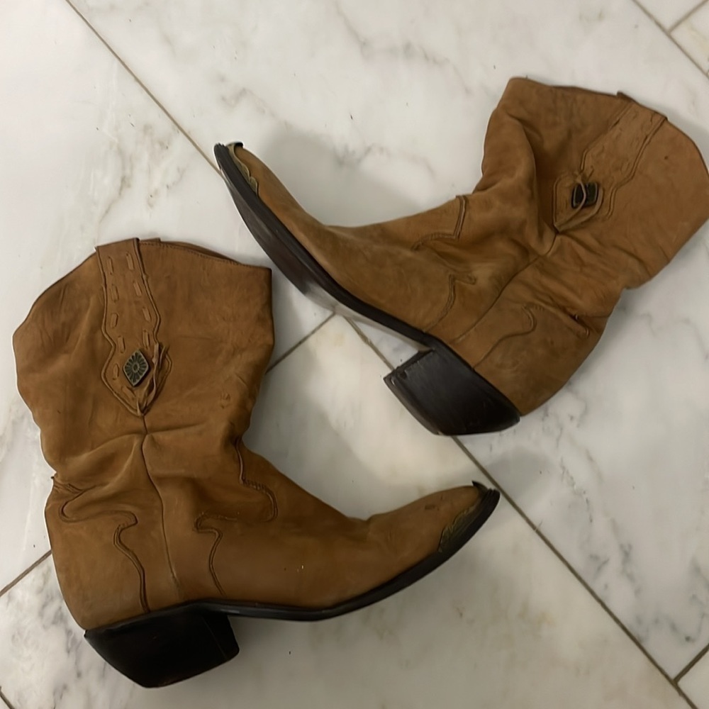 Classic Women's Western Heeled Boots in Tan